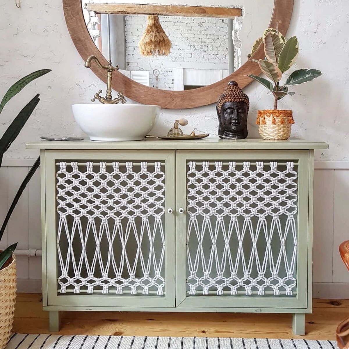 Сверхпрочная краска на основе титана и мрамора создана для перекраски БЕЗ грунтовки, БЕЗ шлифовки прямо по лаку, по краске, по ламинированной корпусной мебели.

