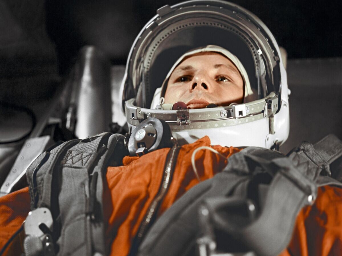    Космонавт Юрий Гагарин в кабине космического корабля "Восток-1" перед стартом© РИА Новости