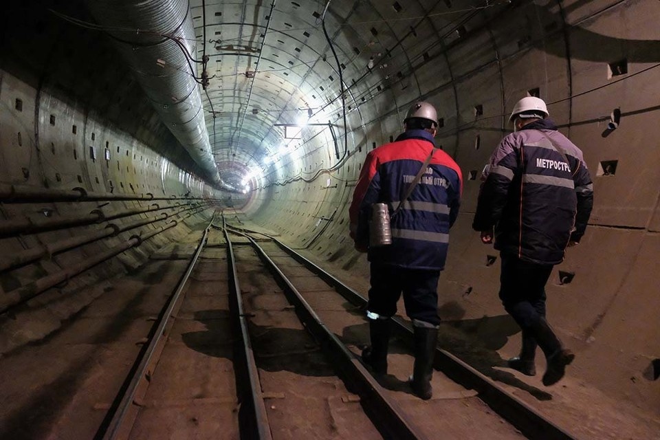    Внушительные средства направят и на продолжение строительства станций. Артем КИЛЬКИН