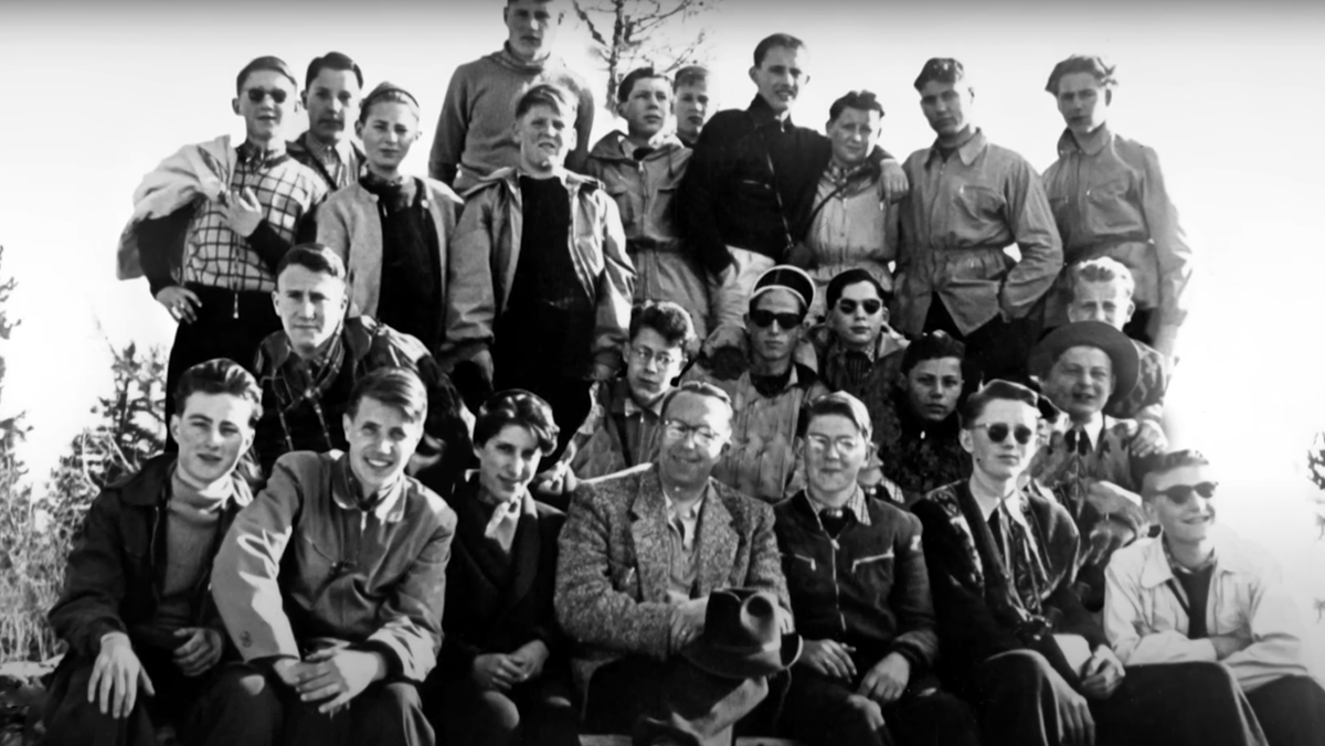 Все вместе, те, кто ушел с учителем, и те, кто остался в приюте.