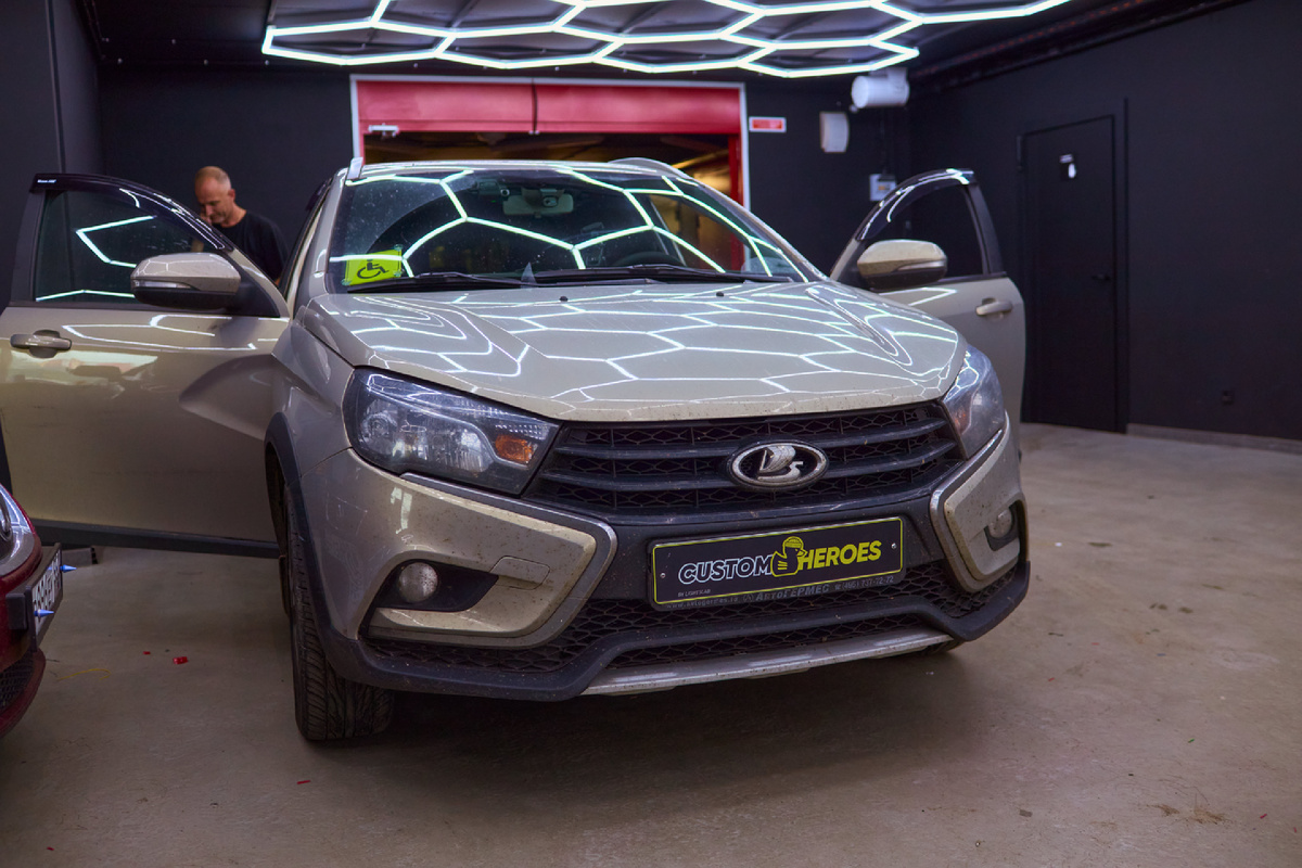 Источник фото: https://custom-heroes.ru/raboty/vid-uslugi/avtozvuk/lada-vesta-cross-premialnyy-multimedia-apgreyd-s-teyes-cc4-pro/
