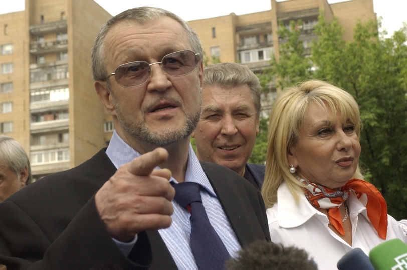 Он часто смотрел прямо в кадр с уверенным и спокойным взглядом