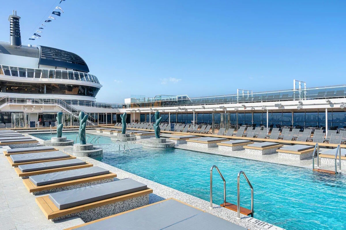 Бассейн на верхней палубе лайнера Euribia
