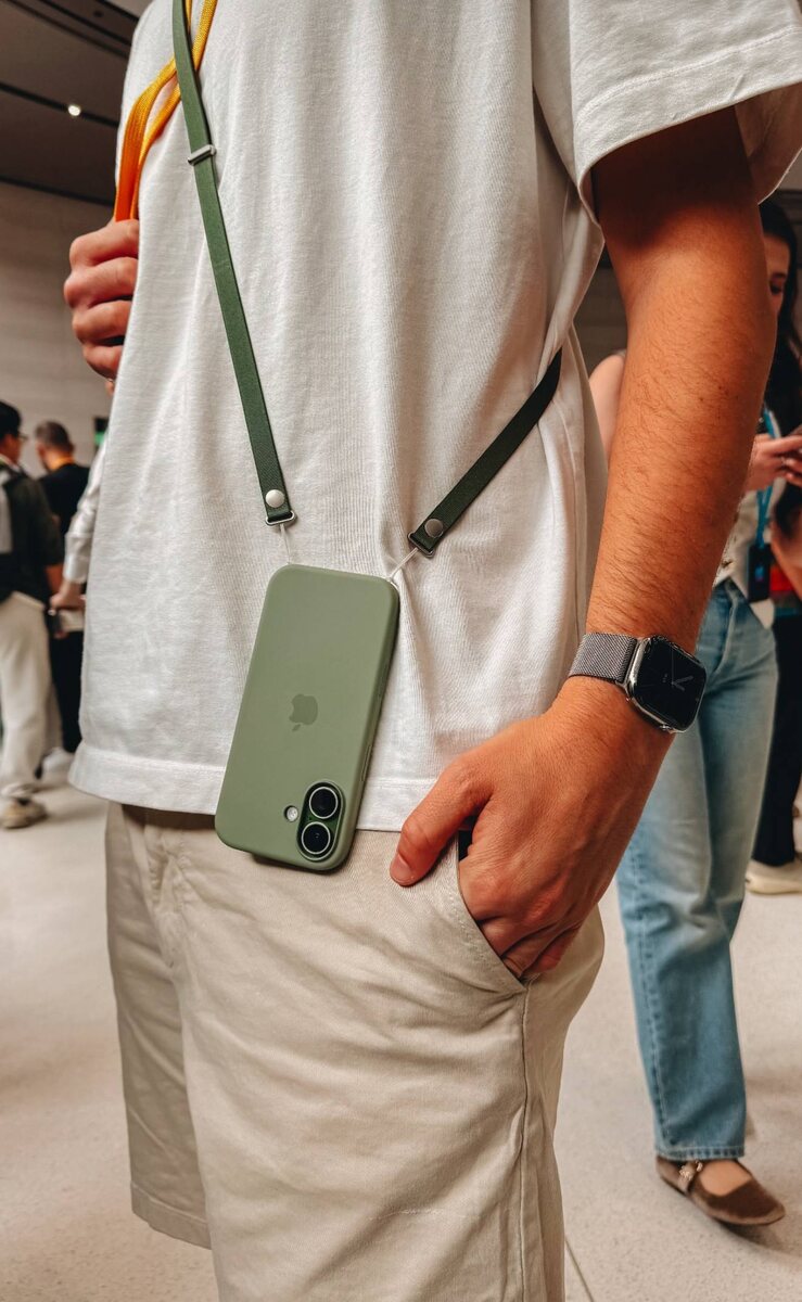 Устали постоянно держать телефон в руках или бояться, что он вывалится из кармана? Знакомо. Что если я скажу вам, что решение есть, и оно стоит как пара чашек хорошего кофе? Причем выглядит так стильно, что Apple могла бы продавать это втридорога. Знакомьтесь — тот самый ремешок, который освободит ваши руки.