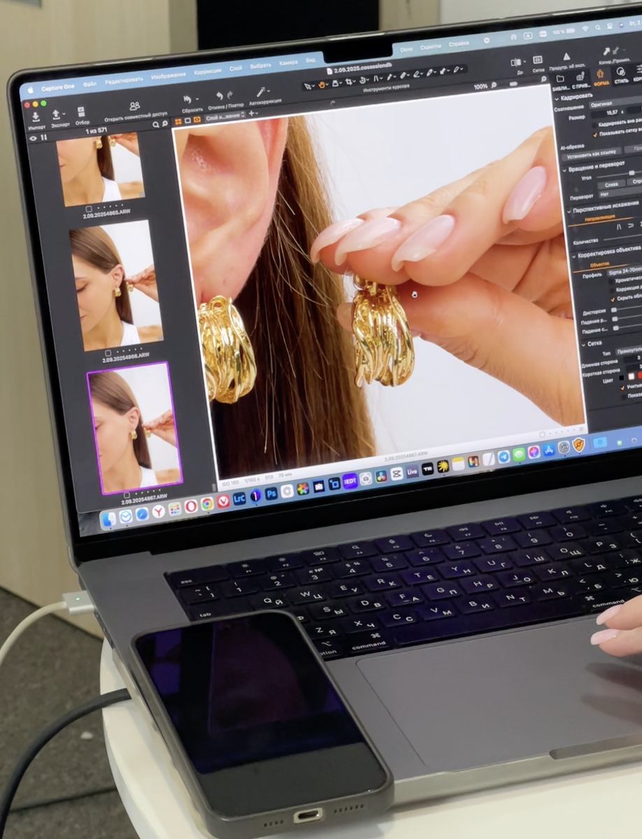 Когда мы листаем каталог, нам кажется, что видим только одежду или аксессуары. На самом деле мы читаем целую историю: о бренде, его философии, настроении, о том, как он хочет, чтобы мы его воспринимали.