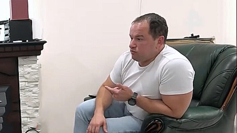    Алехина опросили в полиции после ролика с обсуждением схемы отмывания денег ИЗВЕСТИЯ