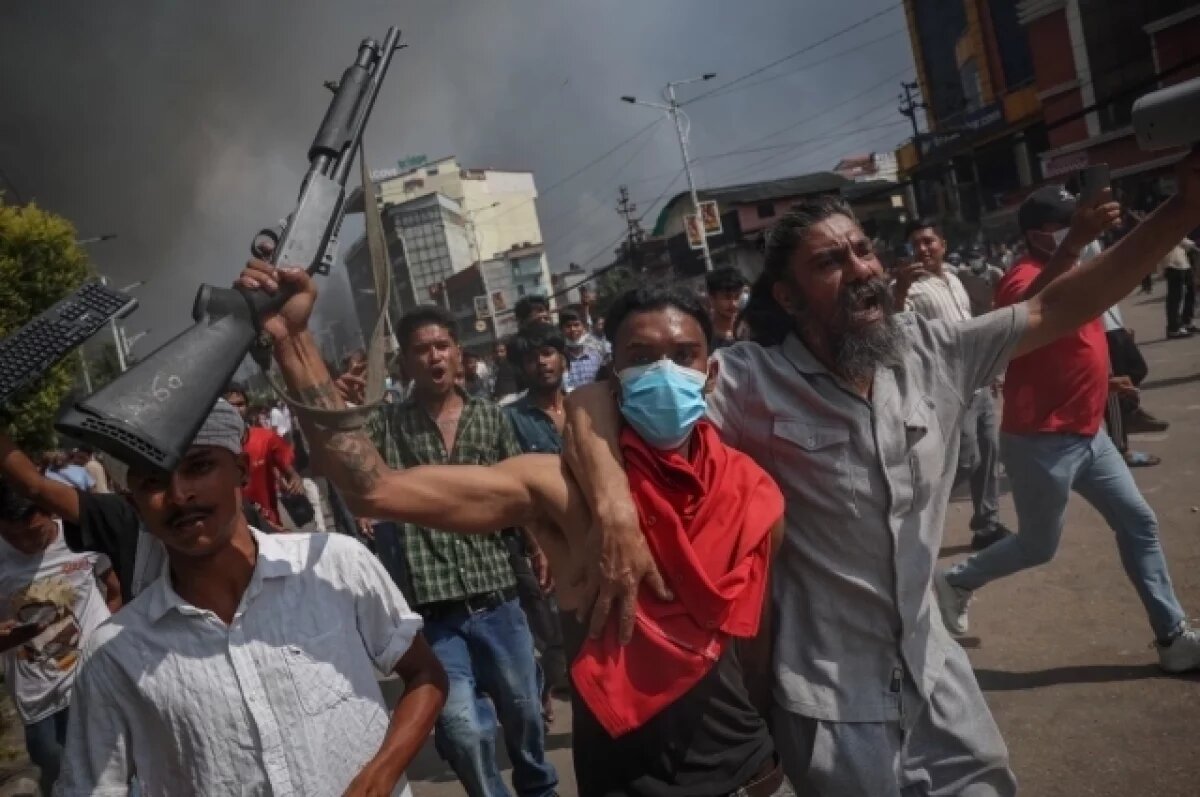    Люди ищут еду, выходить нельзя: главные новости о перевороте в Непале