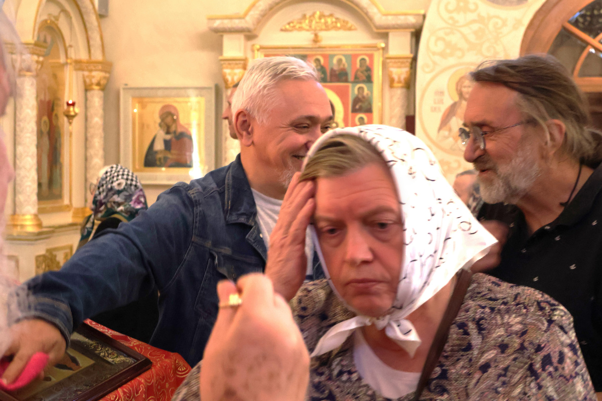 Листайте галерею. Все фото наших прекрасных прихожан носят исключительно иллюстративный характер. Сегодня отец Александр помазывает нас маслицем