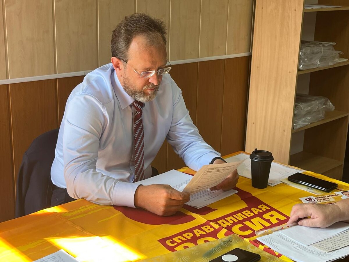 – Квартира принадлежит муниципалитету, а Юминова всего лишь арендует ее по договору социального найма. Решать вопросы, связанные с капитальным ремонтом, должен именно собственник. Это прописано в п. 2 ч. 3 ст. 65 Жилищного кодекса РФ. Невыполнение этих обязанностей – повод для обращения в прокуратуру или сразу в суд. По моему обращению прокуратура Верхотурского района совместно с Департаментом государственного жилищного и строительного надзора провела проверку, а по итогу внесла представление главе городского округа Верхотурский.