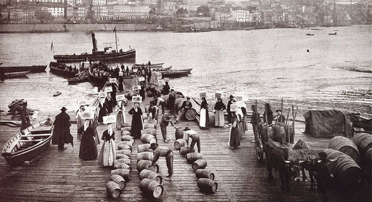 Погрузка бочек с портвейном