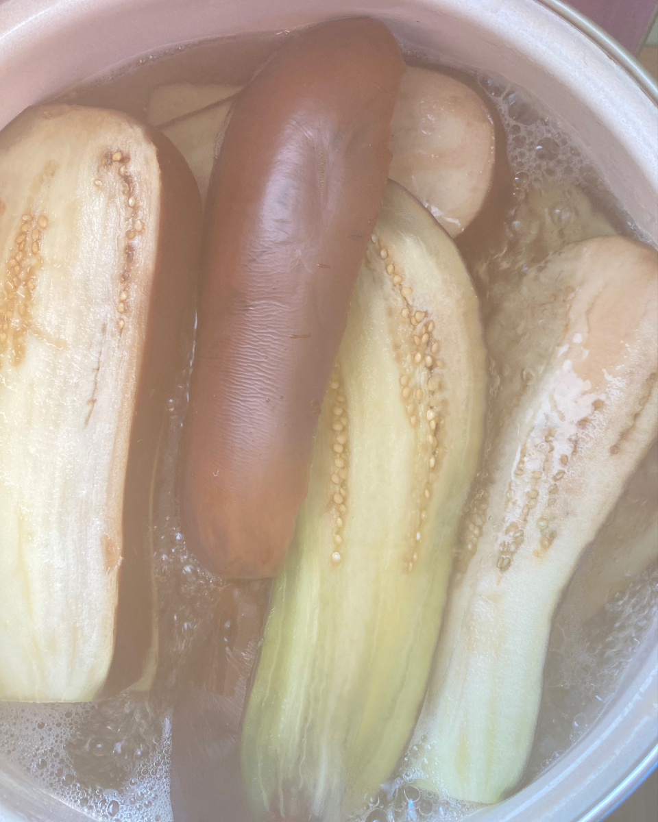 Воду для бланшировки подсаливаю. Бланширую 1-2 минуты. Фото автора статьи 