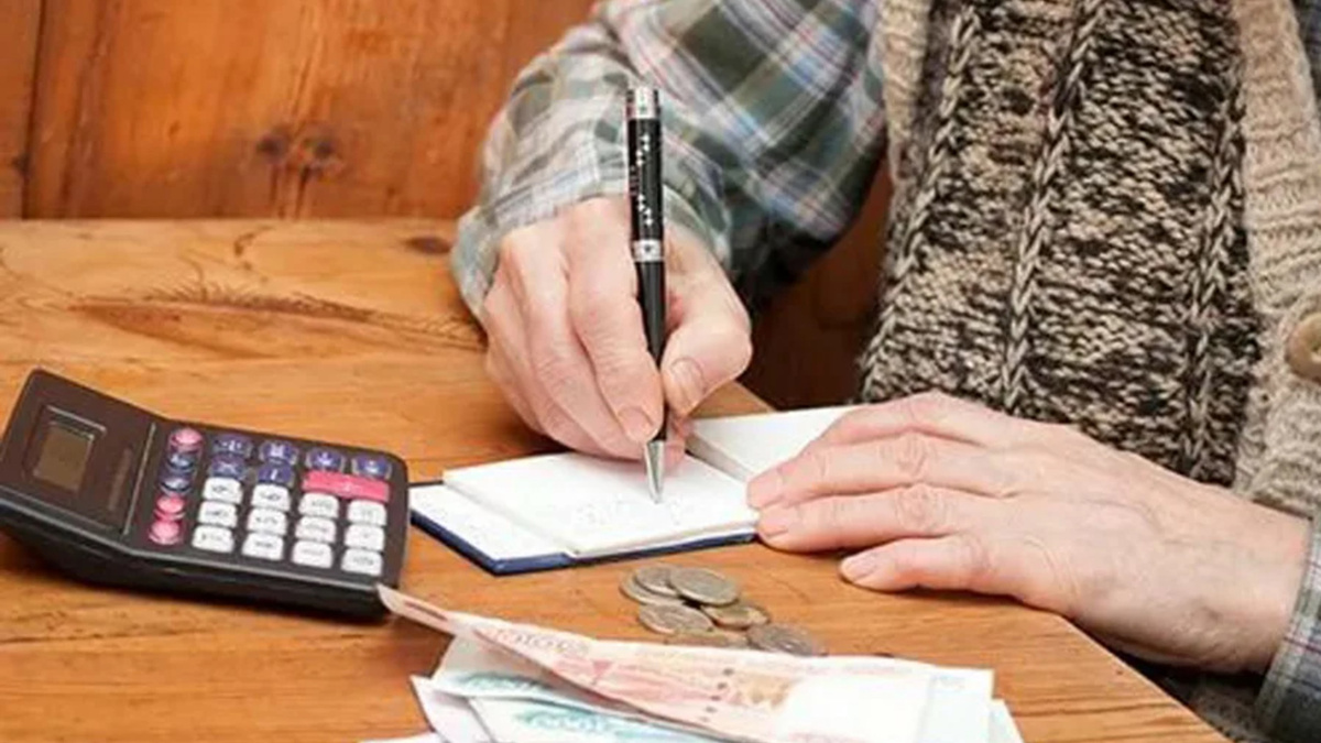 Пенсионер получает надбавку за ребёнка-иждивенца, который якобы учится