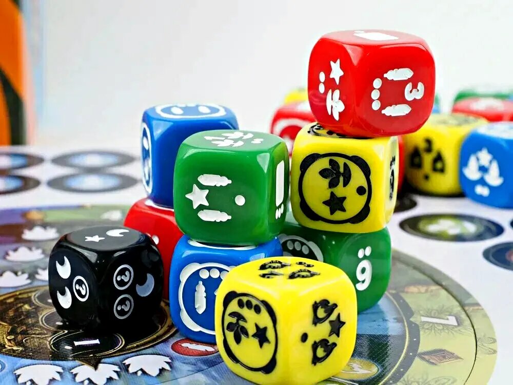 Кубики в настольной игре Seasons действительно крупные