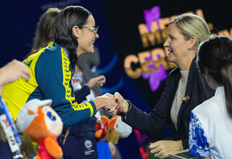     У Кирсти Ковентри (справа) наступают непростые времена.Фото: World Aquatics