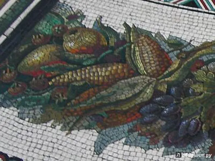 Сам фрагмент мозаики с кукурузными початками.