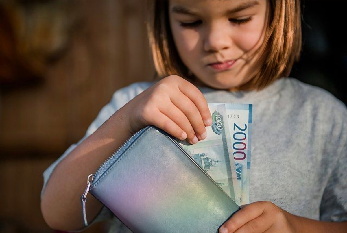 Дети всегда испытывают интерес к взрослым вещам, особенно - к деньгам