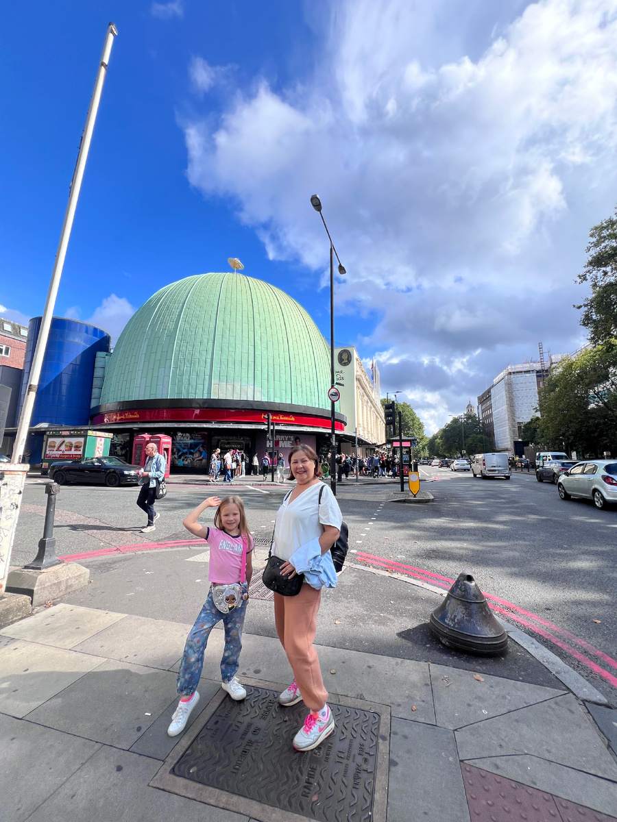 У музея Мадам Тюсо