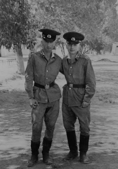 Рядовой ПВ КГБ СССР И. Гирко с товарищем в пограничном учебном центре Халкояр