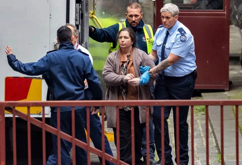 Осужденную увозят после приговора. Фото из открытых источников