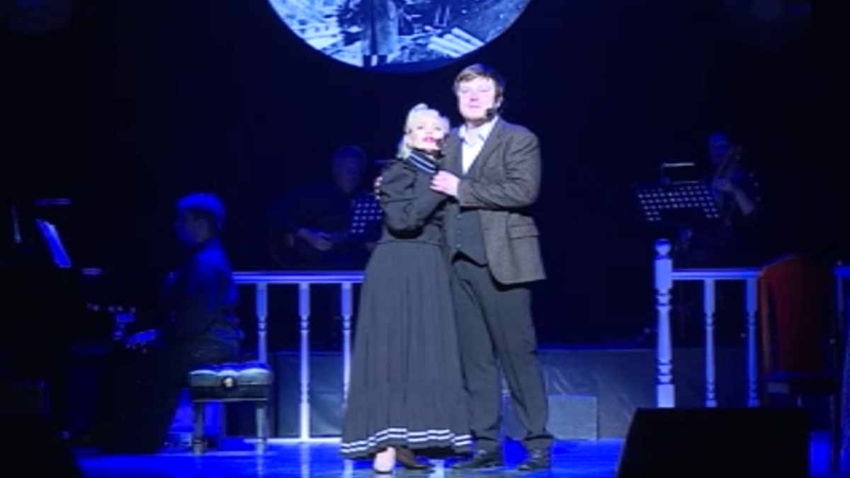    В Курской филармонии идет спектакль-портрет "Клавдия Шульженко. Синий платочек"