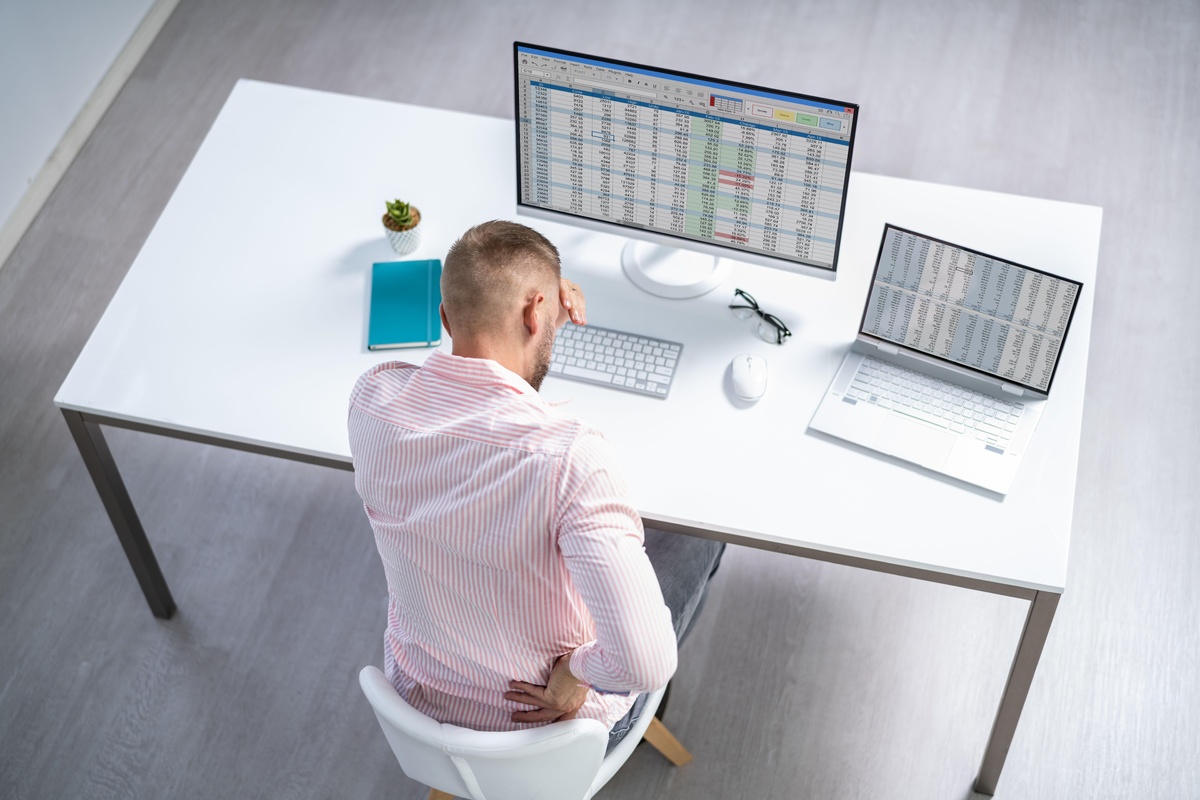     Сутулая спина и выпирающий живот: как добиться правильной осанки