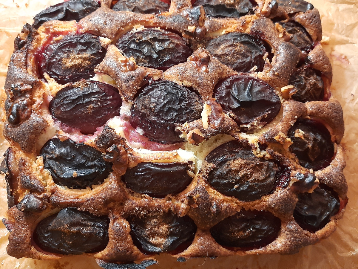 Пирог получился шедевральным! Можно же немного себя похвалить. В тесто добавила мелко порезанные яблоки, а сверху половинки слив, грецкие орехи и корицу с сахаром. Рецепт на канале есть, пеку постоянно, но в этот раз самый вкусный. Наверное, повод особенный.