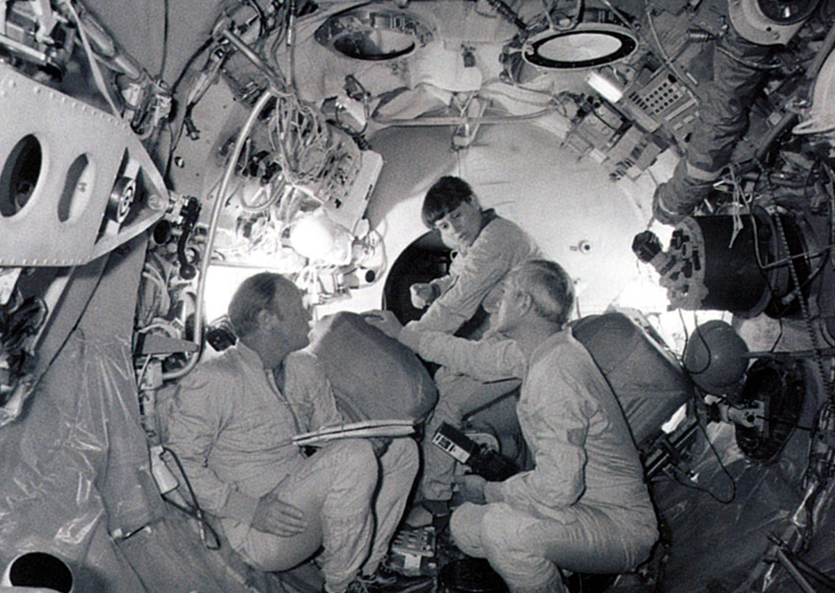 Космонавты тренируются на тренажёре станции. Светлана Савицкая - чисто Элен Рипли...:)