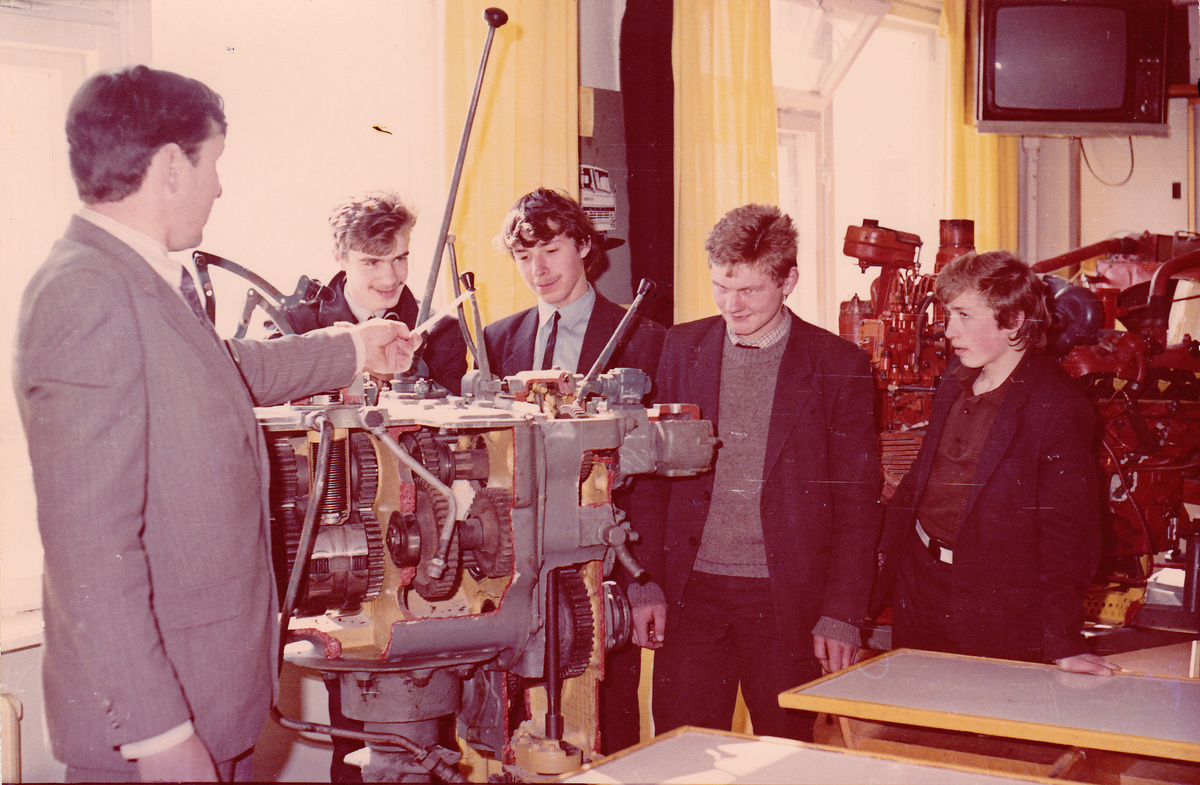 Продолжение очерка о ПТУ (2-я публикация) // На илл.: В советском ПТУ