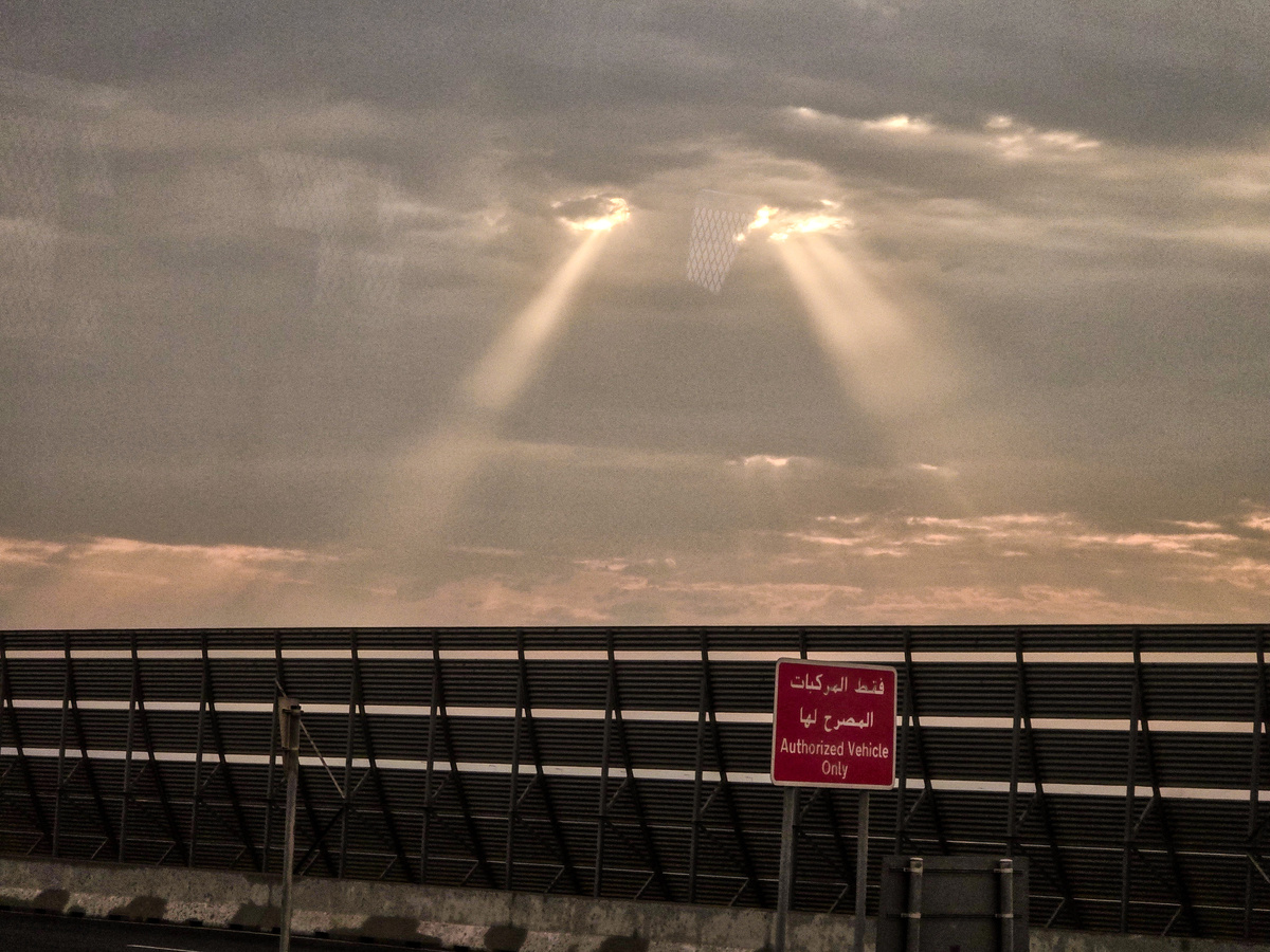 Такими солнечными лучами встретила нас Доха во время долгой пересадки
