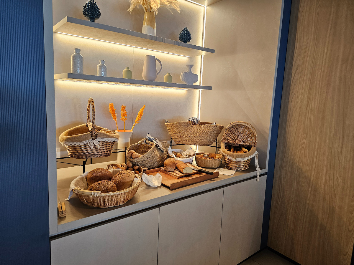 Хлеб на шведском столе в отеле