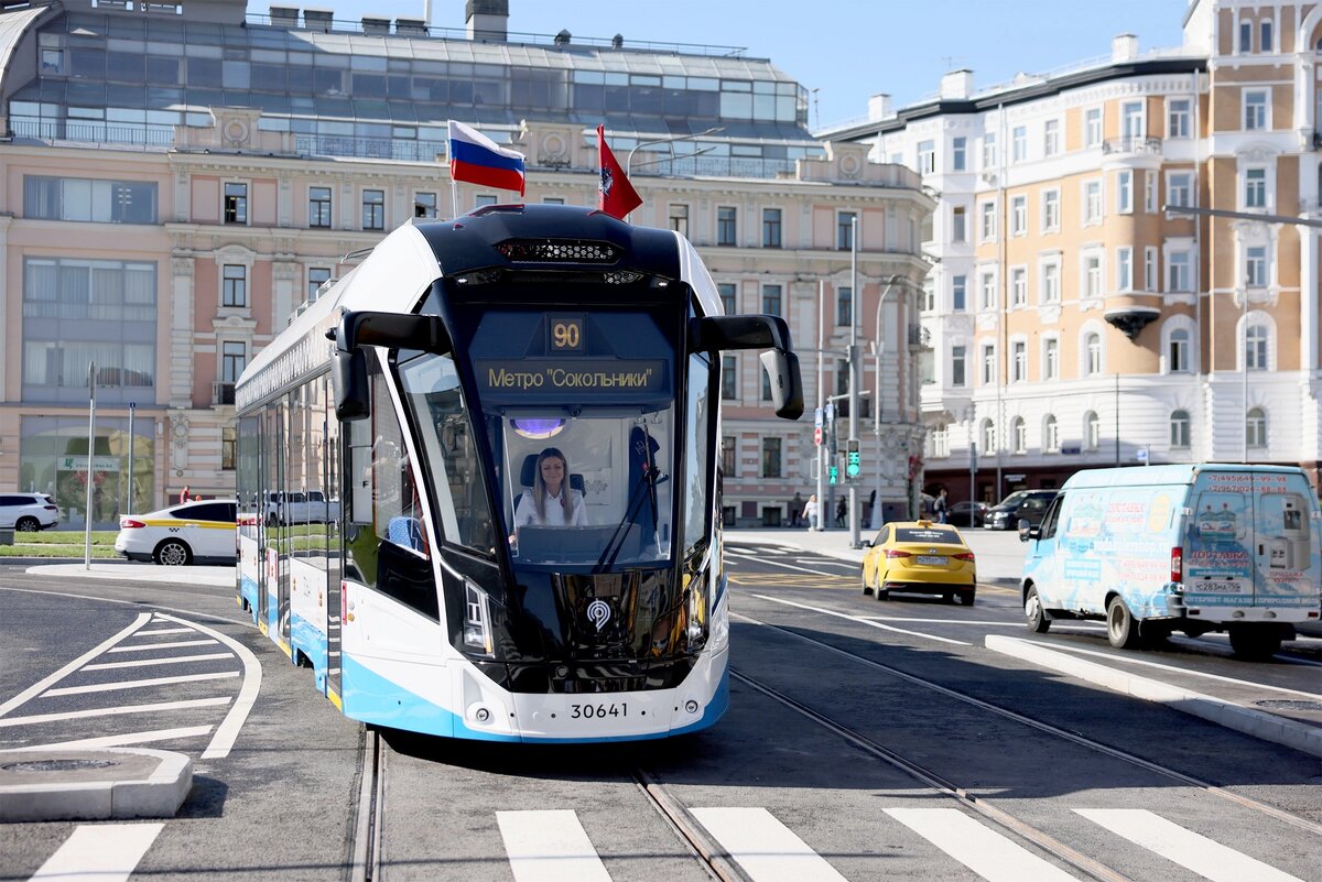 И сегодня же пустили по ней трамвай "Львенок" по новому маршруту № 90, который проходит от метро "Сокольники" до Павелецкого вокзала.