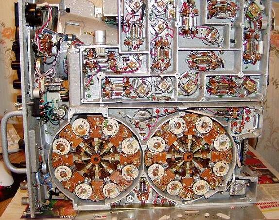 Почему военная аппаратура так красива внутри ?