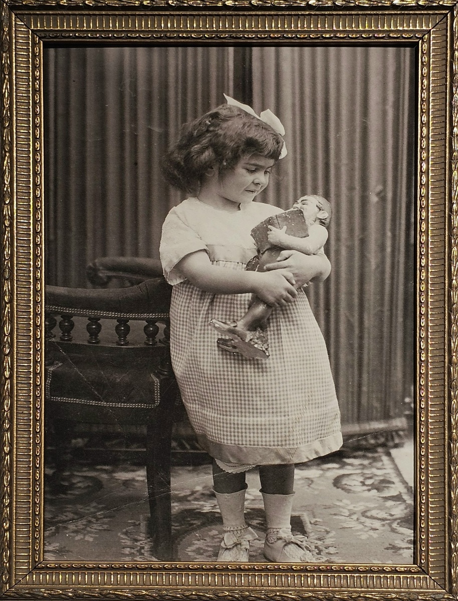 Фрида Кало со своими куклами. Автор: Хуан Гузман. Из коллекции Coleccion y Archivo de Fundacion Televisa, Мехико