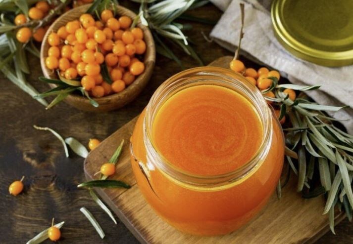 Заготавливаем облепиху с сахаром без варки — рецепт «холодного варенья»