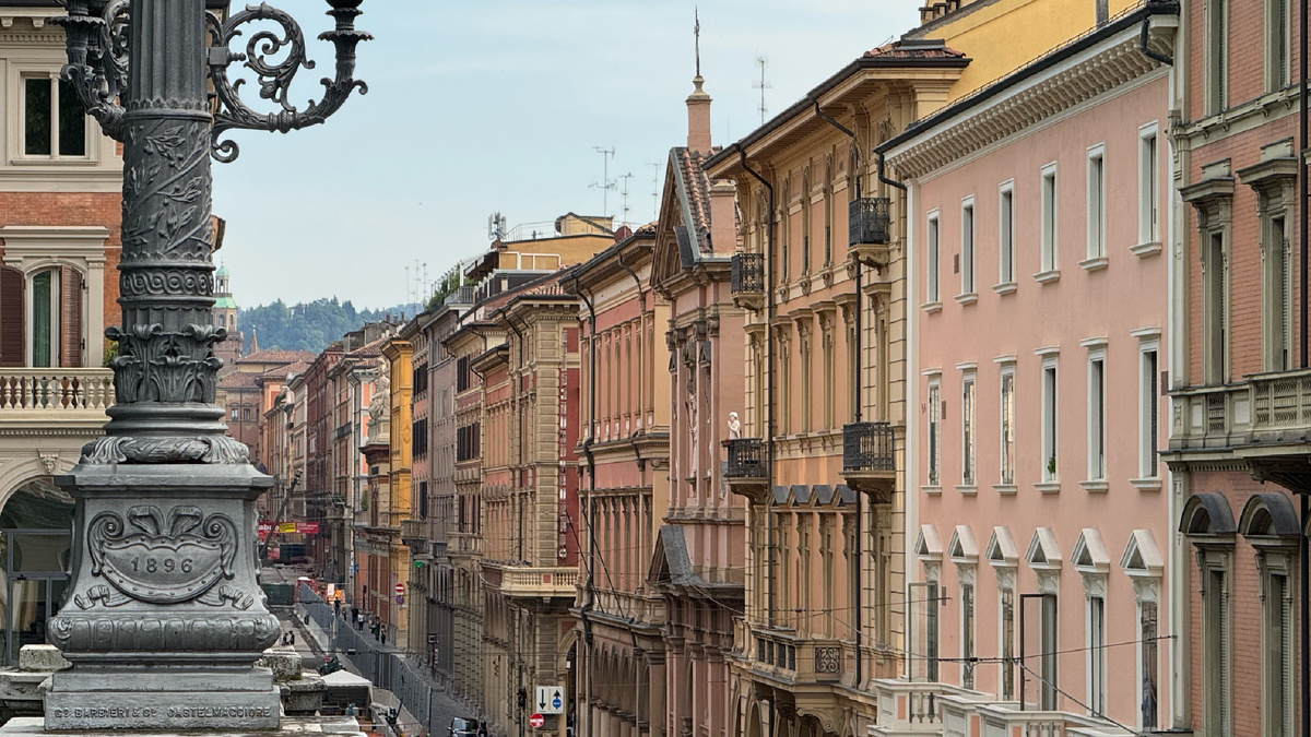 Центральная улица г.Болонья , Via dell'Indipendenza  