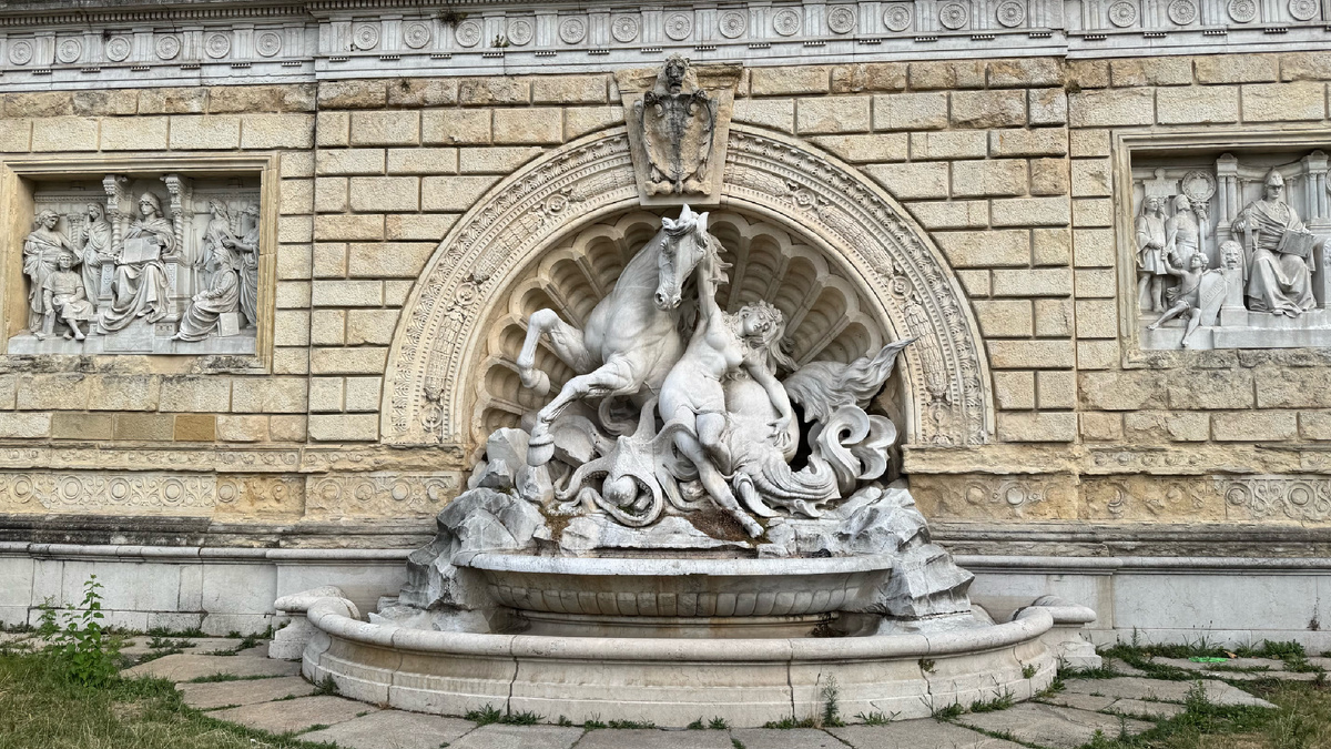 Фонтан, изображающий  Нимфу у подножья лестницы Пинчо ( парк Montagnola)