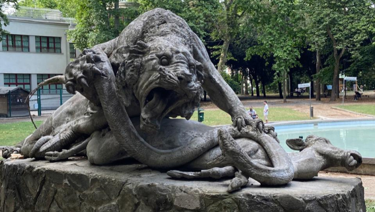 Скульптуры животных вокруг круглого бассейна  в парке Montagnola