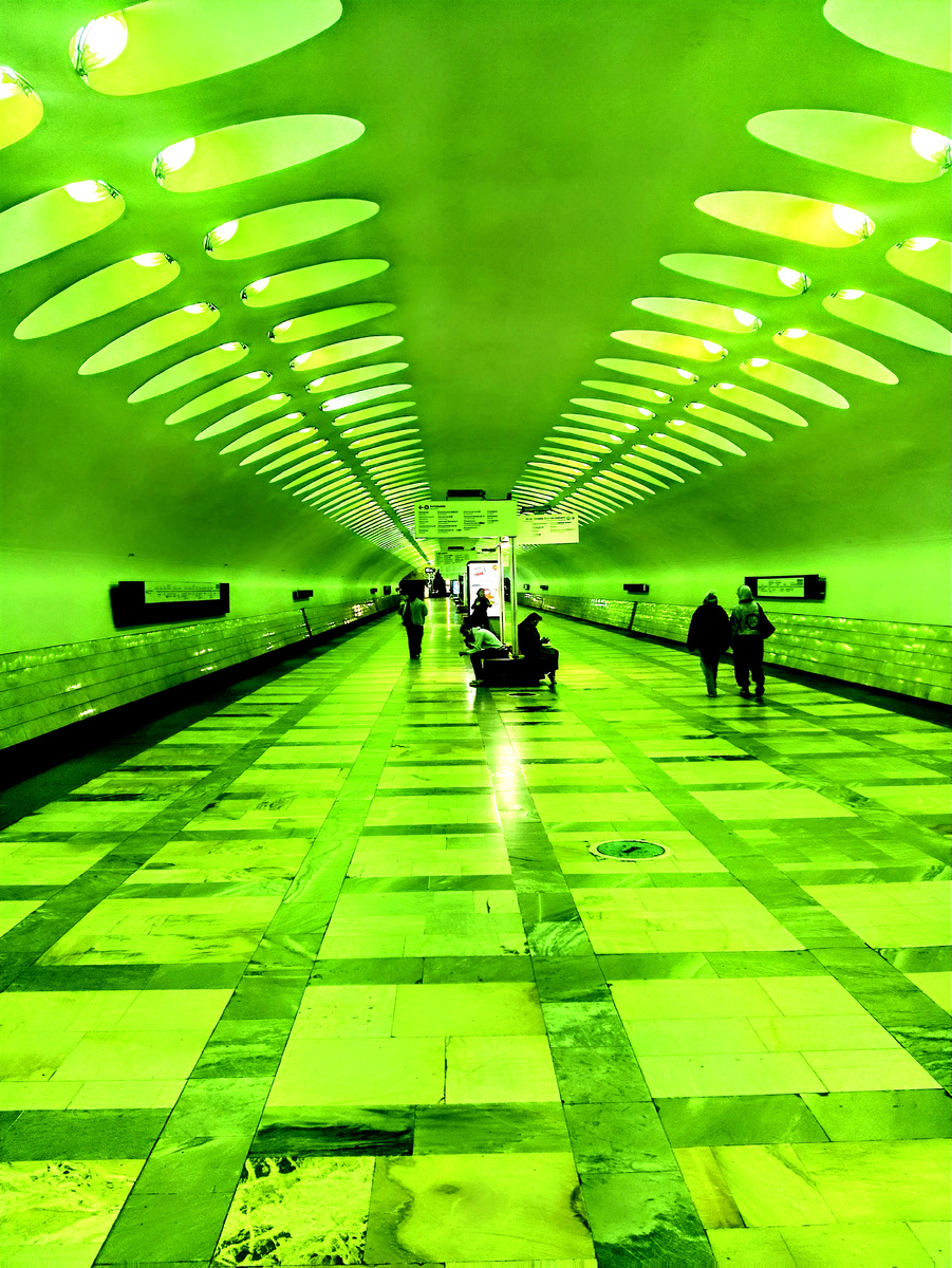 Станция метро "Нахимовский проспект". Фотография сделана автором данного канала на личный смартфон. 