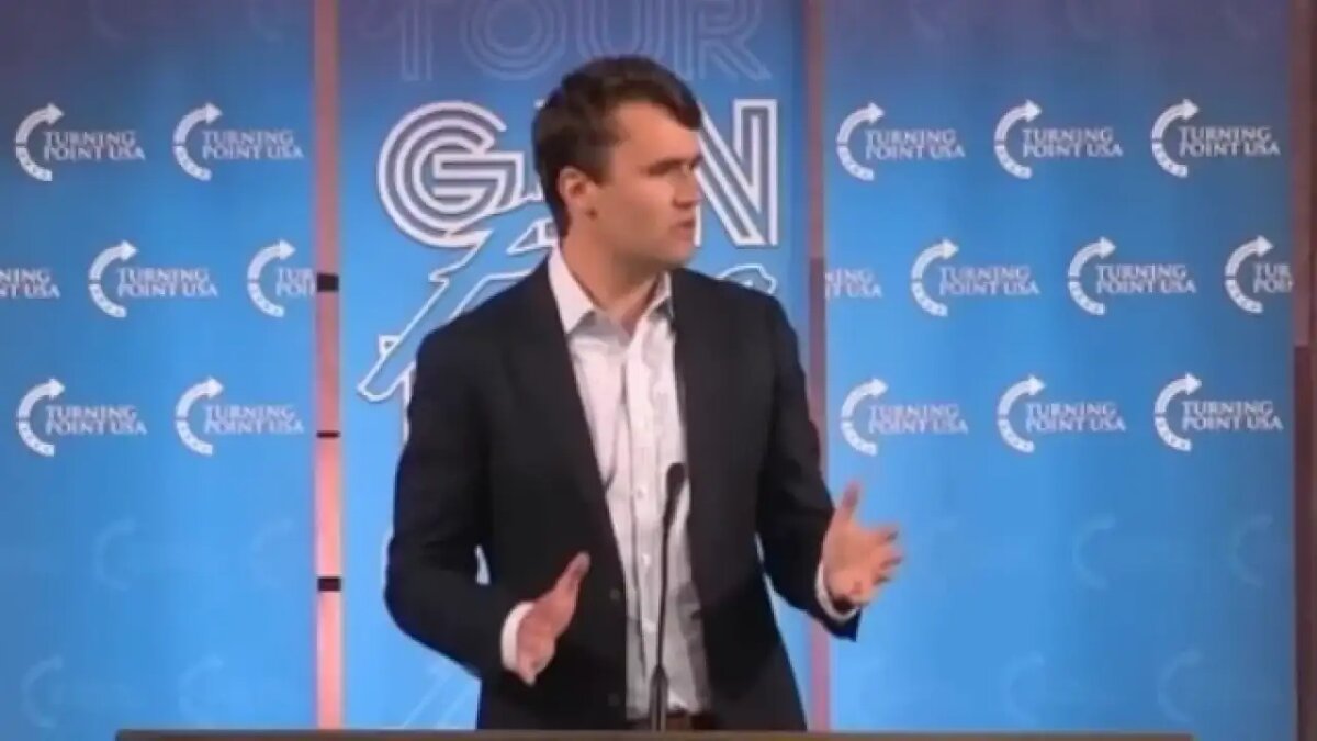    Чарли Кирк. Кадр из видео.