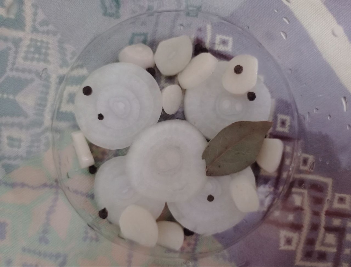 У меня луковки и зубчики были маленькие, поэтому их в банке чуть побольше. Маслом кашу не испортишь!