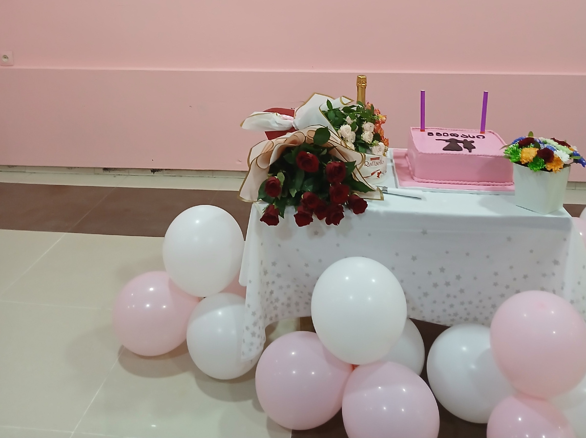 Праздник. Торт. Цветы. Шары