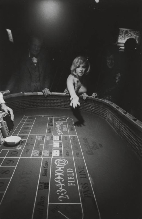 Ева Арнольд. Мэрилин Монро играет в кости. 1960 год.