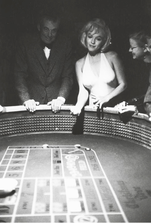 Ева Арнольд. Мэрилин Монро играет в кости. 1960 год.