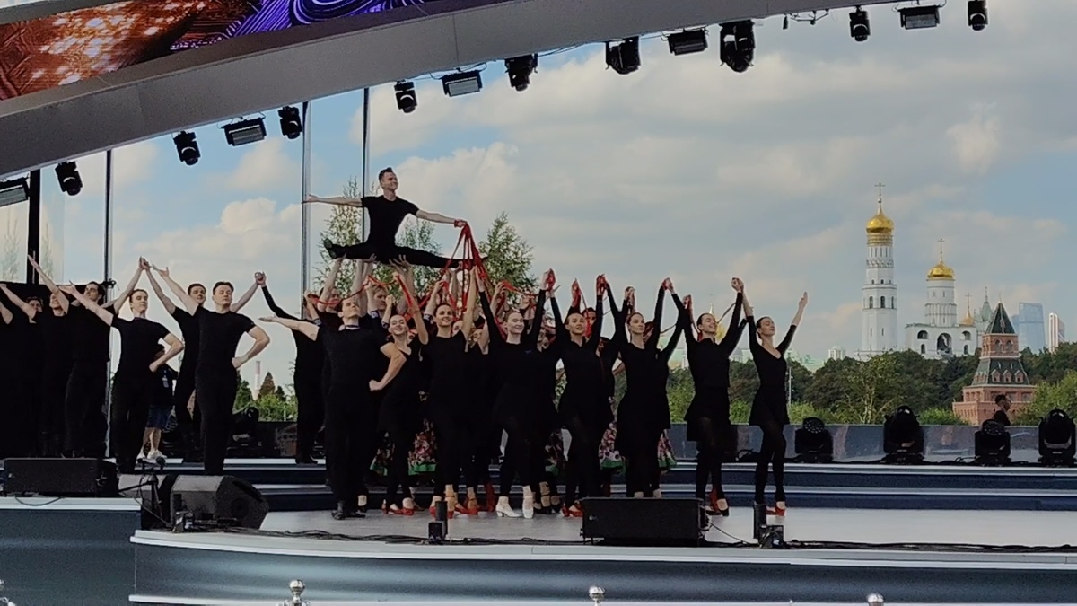 Танцоры в трико на репетиции