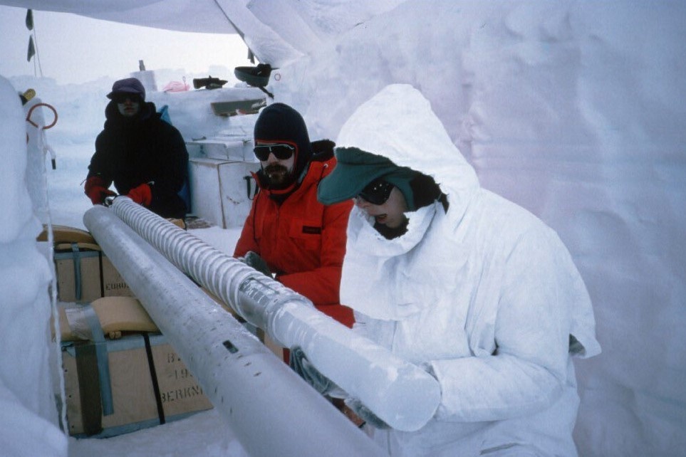 Извлечение ледяного керна Источник dzen.ru