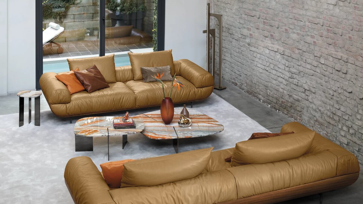 FASTLOVE в коже: объёмные подушки, тонкие опоры, уверенная линия деревянной базы.