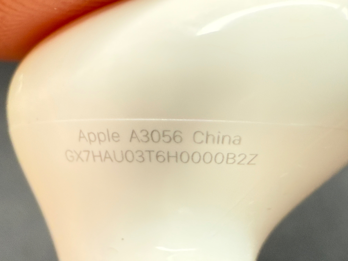 Серийный номер на одном из наушников