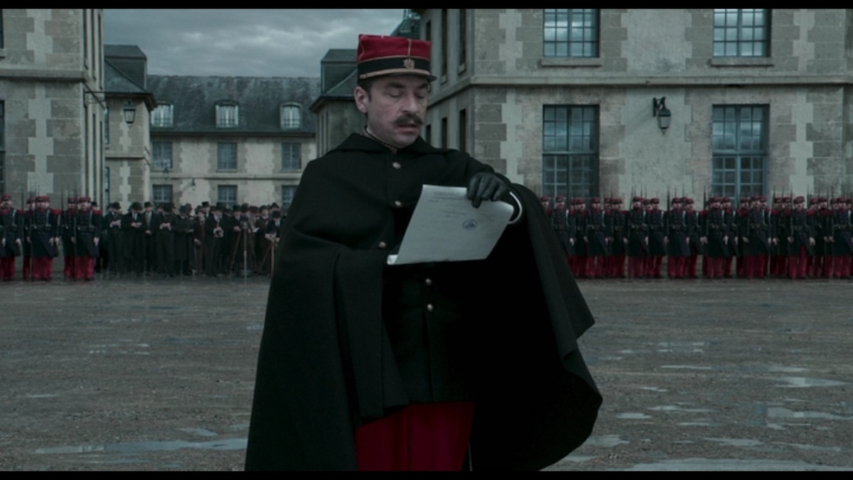 Сцена разжалования капитана артиллерии Альфреда Дрейфуса. Кадр из фильма