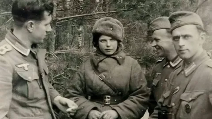 Девушка-санинструктор и немцы