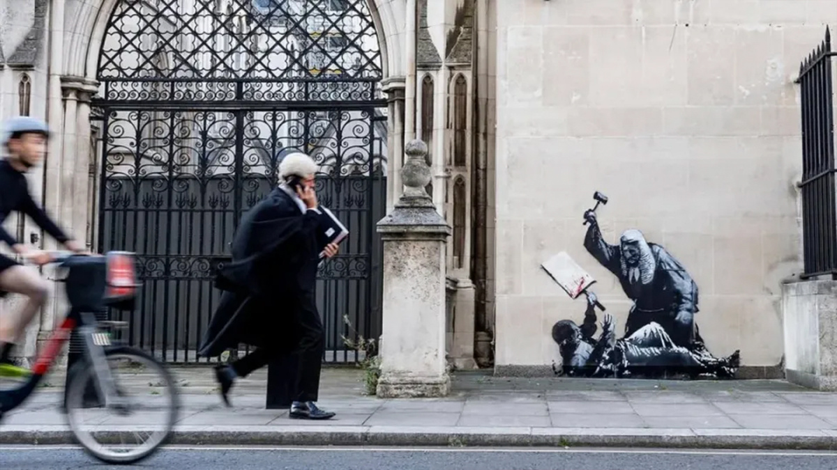 "Лондонский суд." - последняя работа Бэнкси появилась в понедельник на здании Королевского суда в Лондоне. Источник: https://clck.ru/3P9WtA →